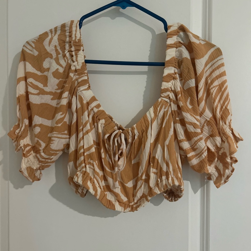 Super cute cropped shirt